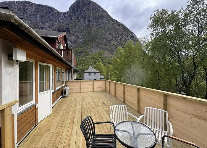 דירה Trolltunga For Up To 5 People With Balcony טיסדאל